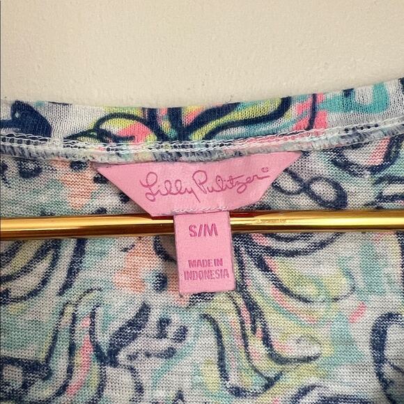 Lilly Pulitzer Hartwell Linen V-Neck Tee Shirt in Tropical Beach - Picture 3 of 6